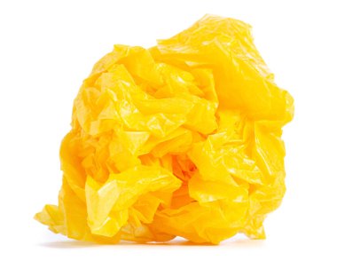 Beyaz arkaplan izolasyonu üzerine buruşmuş sarı kağıt