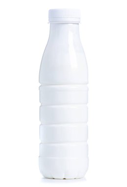 Beyaz arka plan izolasyonunda beyaz plastik süt yoğurdu şişesi