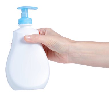 Beyaz arka plan izolasyonunda elinde sabun bulunan beyaz şişe.