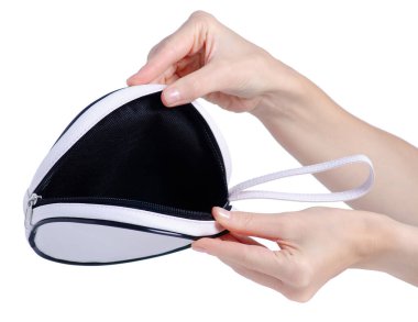 Beyaz arka plan izolasyonunda beyaz deri kozmetik çanta.