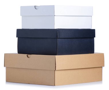 Beyaz arkaplan izolasyonunda karton kutular