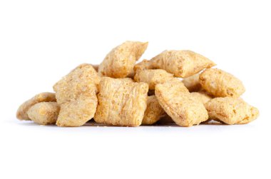 Beyaz arka plan izolasyonunda kuru kahvaltı süt yastıkları