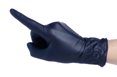 Siyah eldivenli kadın eli beyaz arka plandaki izolasyonu işaret ediyor.