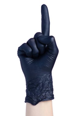 Siyah eldivenli kadın eli beyaz arka planı işaret ediyor.