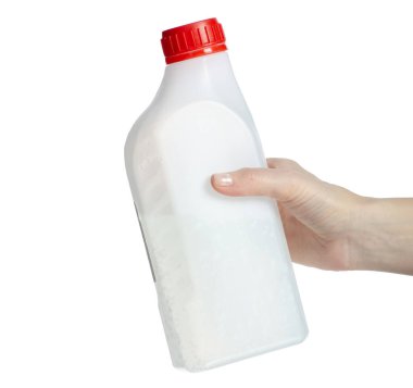 Beyaz arka plan izolasyonunda elinde kimya olan plastik şişe.