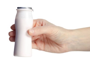 Beyaz arka plan izolasyonunda plastik şişe yoğurdu tutan el.