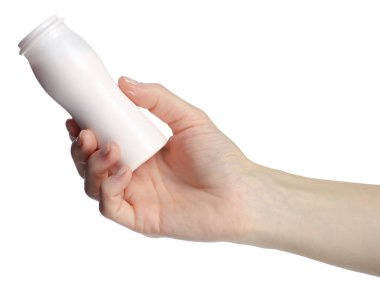 Beyaz arka plan izolasyonunda plastik şişe yoğurdu tutan el.