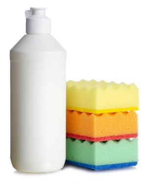 Beyaz arka plan izolasyonunda bulaşık deterjanı ve sünger.