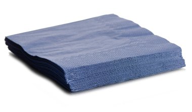 Beyaz arkaplan izolasyonunda kağıt mavi peçeteler servis ediliyor