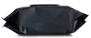 Beyaz arkaplan izolasyonunda siyah ıslak mendil paketi