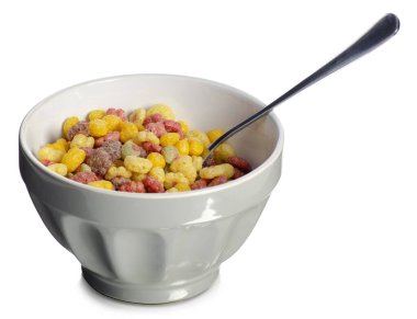 Beyaz kâse içinde renkli bir kahvaltı gevreği. Beyaz arka plan izolasyonunda kaşık.