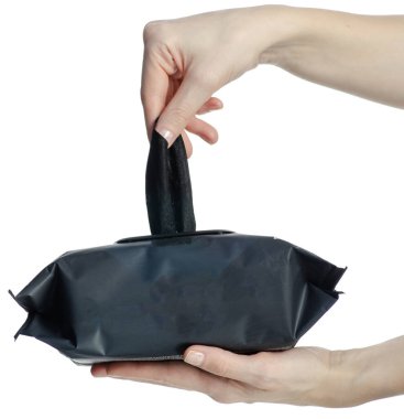 Beyaz arka plan izolasyonunda siyah ıslak mendil paketi