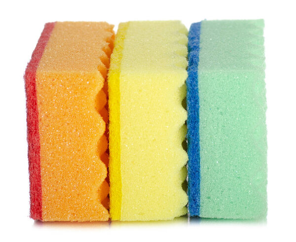 Чистка моющих губок на белом фоне изоляции