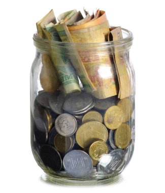 Beyaz arka plan izolasyonu üzerine cam kavanoz altın ve kağıt para