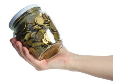 Beyaz arkaplan izolasyonunda altın para dolu cam kavanoz.