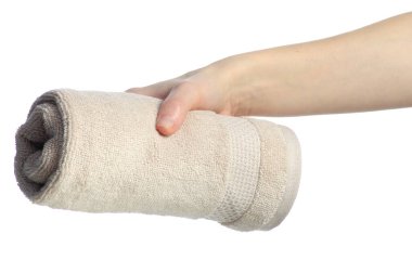 Beyaz arka plan izolasyonu üzerine bej deste rulo havlu