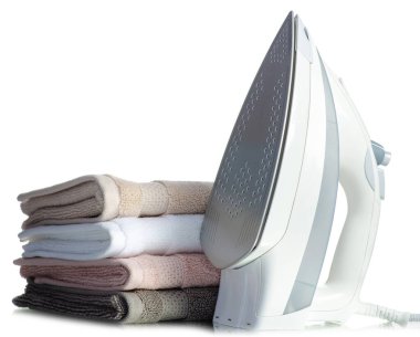 Beyaz arka plan izolasyonunda katlanmış havluları demirle yığın