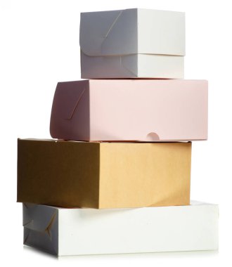 Beyaz arka plan izolasyonunda beyaz beyaz kahverengi kutular yığını