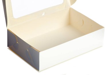 Beyaz arkaplan izolasyonunda pasta veya kurabiye için beyaz fırın kutusu aç, makro