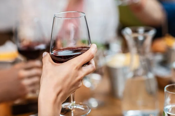 レジャー ドリンク 人々のコンセプト レストランで赤ワインを飲むガラスを保持する手を閉じる — ストック写真