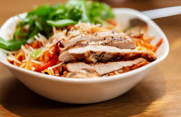 Jedzenie Jedzenie Koncepcja Zbliżenie Makaronu Kurczaka Serem Warzywami Talerzu Restauracji — Zdjęcie stockowe