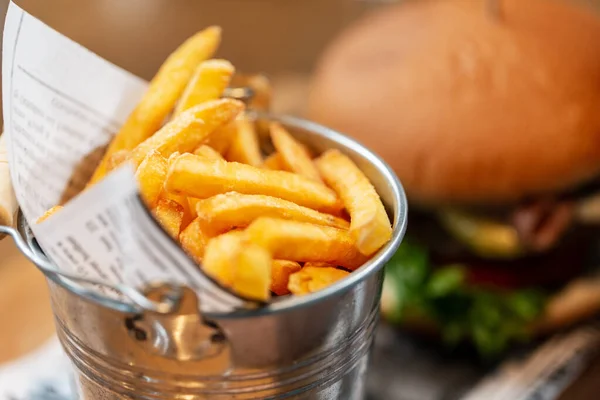 패스트 건강에 그리고 사람들의 식당에서 감자튀김 햄버거를 가까이 — 스톡 사진