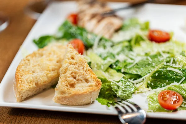 食物与饮食概念 在餐馆关闭盘子里的烤面包和蔬菜沙拉 — 图库照片