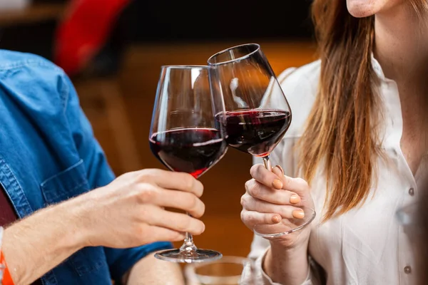 Leisure Drinks People Concept Close Happy Couple Drinking Red Wine — Foto Stock