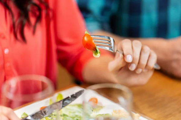人和休闲的概念 在餐馆用叉子吃饭的女性关门 — 图库照片