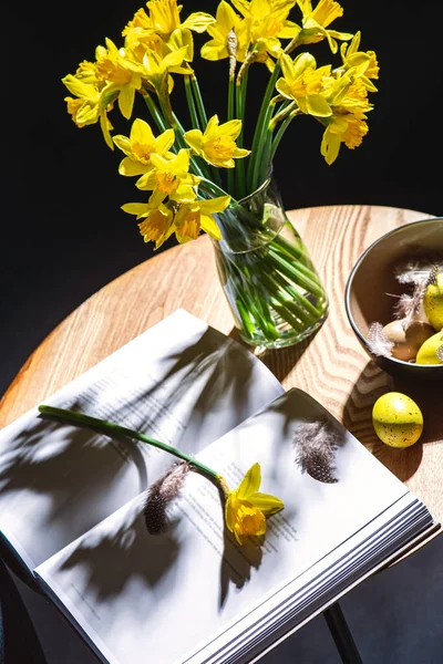 Interior Holidays Home Decor Concept Close Easter Eggs Bowl Daffodil — Stok fotoğraf