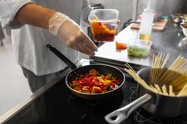 烹调食品 职业和人的概念 在餐馆厨房用油锅炖菜关闭男性厨师 — 图库照片