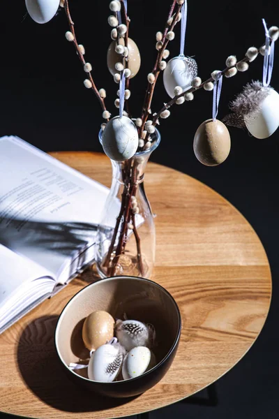 室内装潢 节假日和家居装潢概念 把复活节彩蛋放在碗里 柳枝放在花瓶里 杂志放在黑暗房间的桌子上 — 图库照片