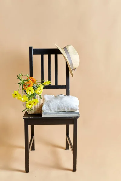 Home Decor Design Concept Flowers Basket Clothes Hat Magazines Vintage — 图库照片