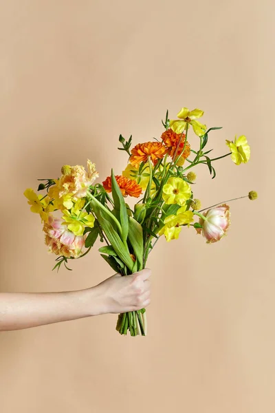 Ogrodnictwo Międzynarodowy Dzień Kobiet Koncepcja Kwiatowy Design Zbliżenie Trzymając Kilka — Zdjęcie stockowe
