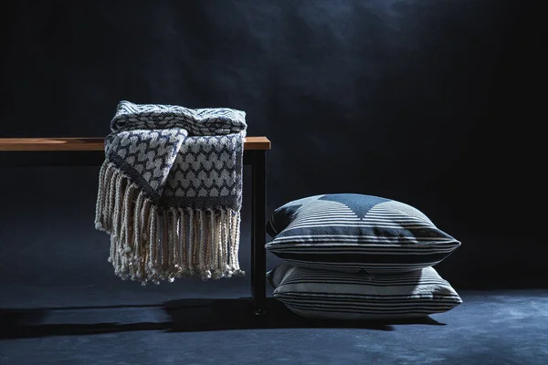 Conceito Decoração Interior Casa Cobertor Banco Travesseiros Chão Quarto Escuro — Fotografia de Stock