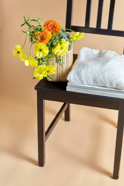 家居装饰和设计理念 用篮子 帽子和杂志装饰在米色背景的老式椅子上 — 图库照片