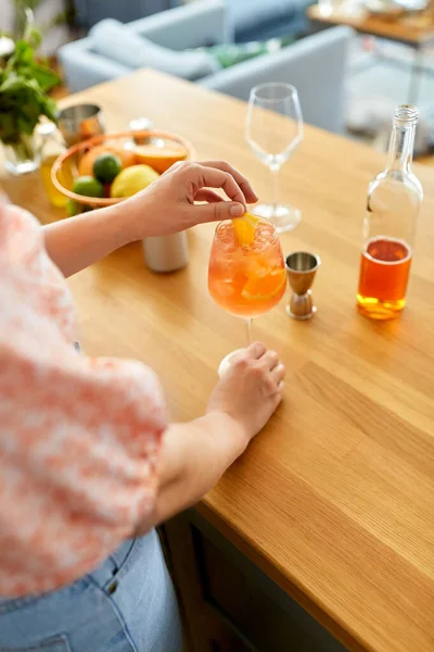 Concepto Bebidas Personas Primer Plano Mujer Haciendo Cóctel Naranja Copa — Foto de Stock