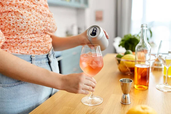 Drinks People Concept Close Woman Pouring Soda Tin Can Wine Imágenes de stock libres de derechos