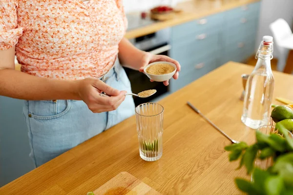 Concept Ποτά Και Άνθρωποι Close Της Γυναίκας Προσθέτοντας Καφέ Ζάχαρη — Φωτογραφία Αρχείου