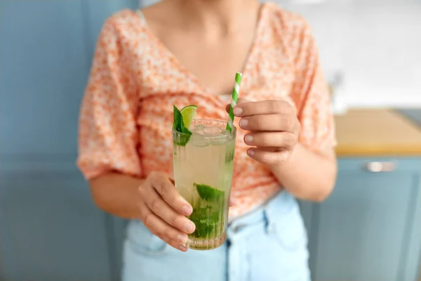Drank Mensen Concept Close Van Vrouw Met Glas Mojito Cocktail — Stockfoto