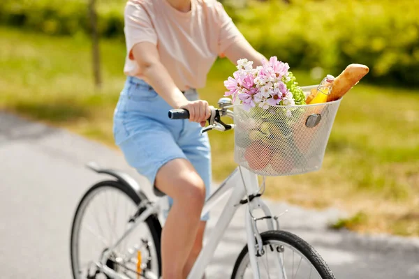 Ludzie Wypoczynek Styl Życia Zbliżenie Kobiety Jedzeniem Kwiatami Koszu Roweru — Zdjęcie stockowe
