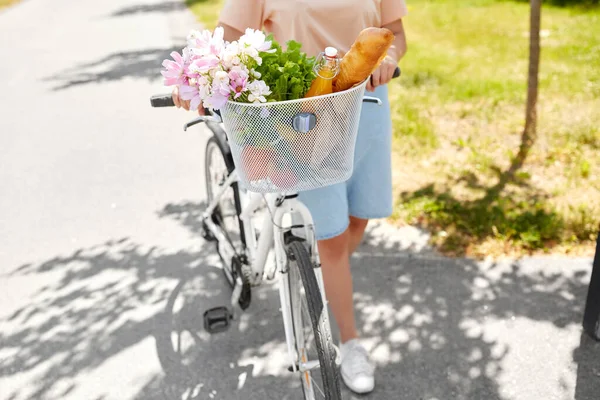 Nsanlar Boş Zaman Yaşam Tarzı Şehir Caddesinde Bisiklet Sepetinde Yiyecek — Stok fotoğraf