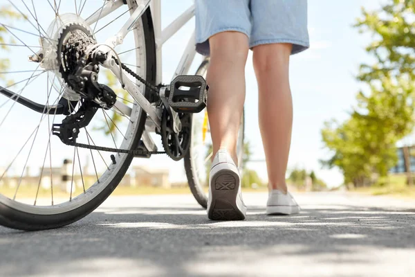 Люди Відпочинок Спосіб Життя Крупним Планом Жінка Велосипедом Йде Міській — стокове фото