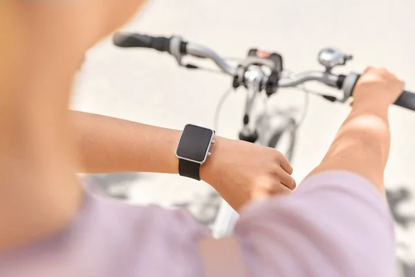 People Leisure Sport Close Woman Smart Watch Riding Bicycle City — Stock Photo, Image