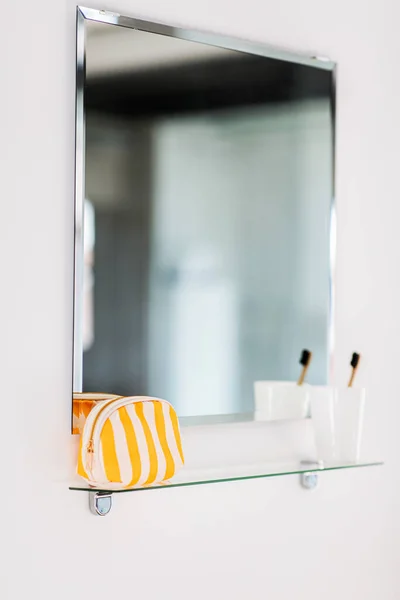 Hygiëne Schoonheid Dagelijkse Routine Concept Spiegel Cosmetische Tas Met Tandenborstel — Stockfoto