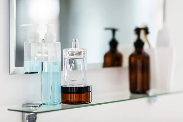 Hijyen Güzellik Günlük Rutin Konsept Banyodaki Ayna Rafında Losyon Parfüm — Stok fotoğraf