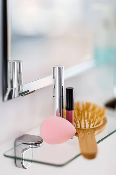 美观和日常概念 关闭浴室镜子架上的梳子和化妆品 — 图库照片