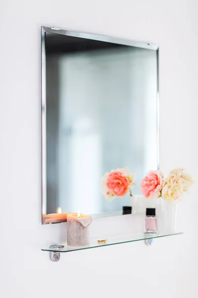 美しさと日常生活の概念 バスルームの鏡棚の上のキャンドル 香水や花の終わり — ストック写真