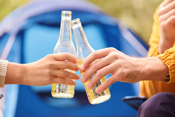 Camping Turismo Concepto Viaje Primer Plano Pareja Bebiendo Cerveza Campamento — Foto de Stock