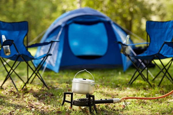 Yemek Pişirme Turizm Seyahat Konsepti Çadır Kampındaki Turist Gaz Ocağında — Stok fotoğraf